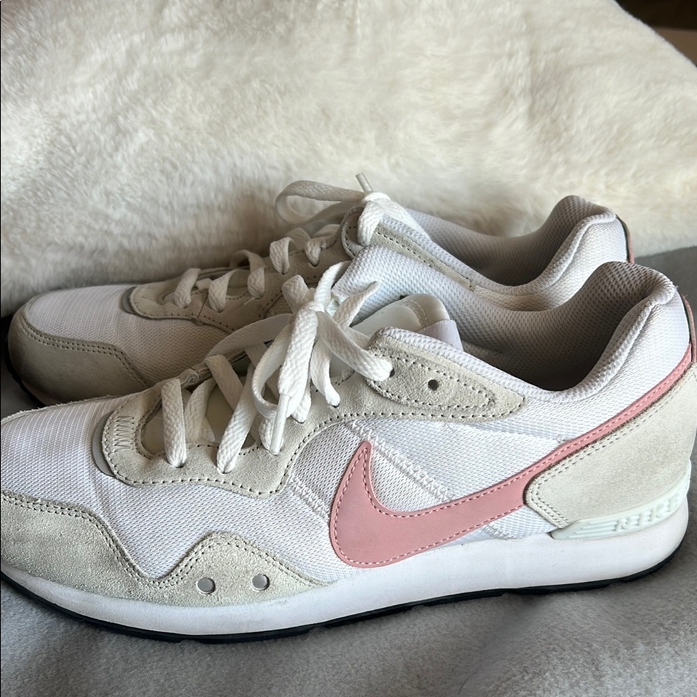 Nike Venture Runner White and Pink Sneakers with Low-Top Design‎ Size 10
